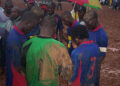 Les joueurs de Bamboutos pendant la prière de fin de match