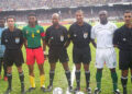 Les deux capitaines et les officiels (maroc) du match