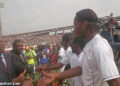 Drogba saluant le ministre Massoma