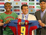 Eto’o finally pulls on Barca shirt