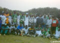 Photo de famille des dirigeants et joueurs à Nkapa