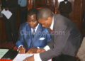 Le ministre Mbarga Mboa signant le contrat d'Artur Jorge