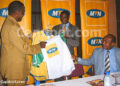 M. Jean-Claude Ottou de Mtn (au centre) remettant les maillots