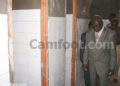 M. Paul Ahmadou visite les travaux dans les vestiaires