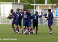 Mbami (à droite) félicite ses jeunes partenaires après l'ouverture du score