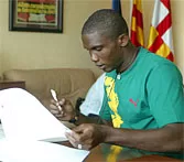 Comme prévu, Eto&rsquo;o signe au Barça jusqu&rsquo;en 2010 et dévoile ses  ambitions