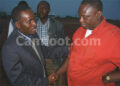 Le président Michel Pouani de l'Unisport félicitant son coach JM Ngalamo
