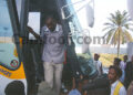 Patrick Mboma descend de l'autobus des Lions