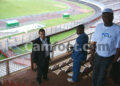 Le DG de la Fecafoot, Patrick Precheur, visitant le stade de Yaoundé