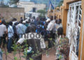 Du monde à l'entrée du siège de la Fecafoot ce vendredi à Yaoundé