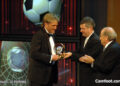 Mr FRISK, l'ancien arbitrre, acceptant le Prix présidentiel de la FIFA