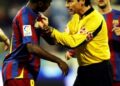 L'arbitre essayant de convaincre Eto'o de rester sur le terrain