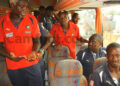 Momo Epandé (centre) et ses coéquipiers chassés du stade, dans le bus de retour...