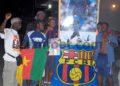 Les fans fous de joie une rue de Douala