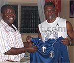 Idriss Carlos fait des dons d&rsquo;équipements à un de centre formation de Douala