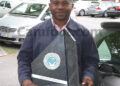 Le coach Richard Towa et le trophée de champion junior