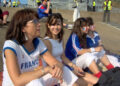 Une française et ses filles attendent le match devant l'écran géant