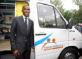 Eto'o devant l'un des ambulances offertent par sa fondation