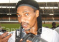 Rigobert Song repondant aux questions