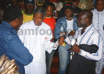 Iya Mohammed entouré de JP Akono et Jean Lambert Nang Dg Fecafoot