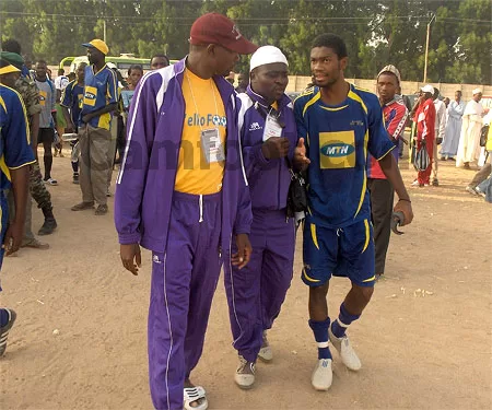 Enyegue de CPSA (au centre) et ses poulains à Maroua