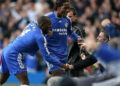 Mourinho serre la main de Géremi sous le regard de Drogba enthousiaste