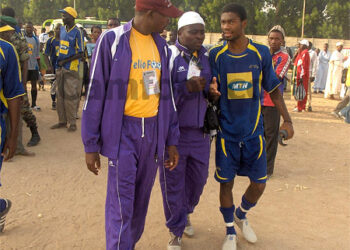 Enyegue de CPSA (au centre) et ses poulains à Maroua