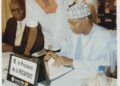 Le président Iya Mohammed paraphe le contrat