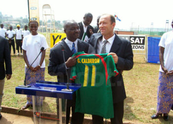 Roger Milla remet un maillot des Lions à Calderon