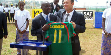 Roger Milla remet un maillot des Lions à Calderon