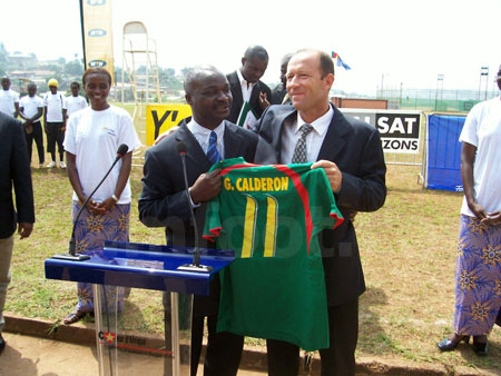 Roger Milla remet un maillot des Lions à Calderon