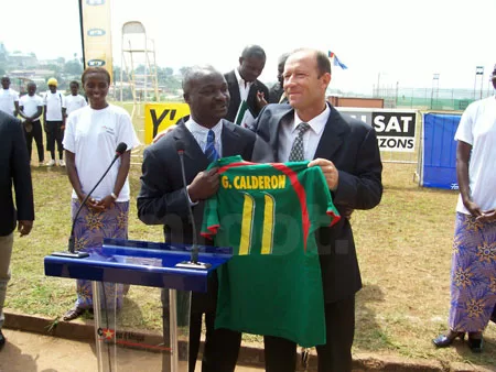 Roger Milla remet un maillot des Lions à Calderon