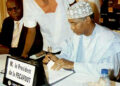 Le président Iya Mohammed paraphe le contrat