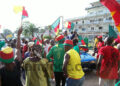Des supporters camerounais campent devant l'hôtel des Lionceaux