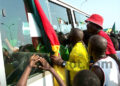 Fans déchaînés à Pointe Noire, encourageant les Lionceaux en autobus