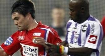 Emana défend devant le lyonnais Toulalan