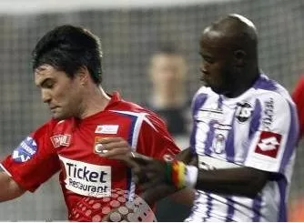 Emana défend devant le lyonnais Toulalan