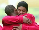 Samuel Eto’o – Ronaldinho, l’accolade de la Paix