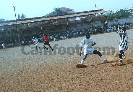 Phase de jeu du match Tonnerre-Espérance au stade Militaire