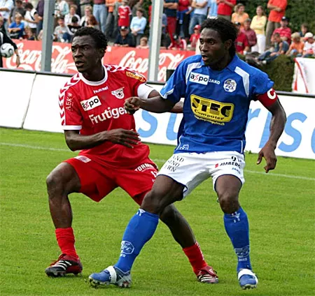 Deumi (en rouge) du FC Thun et Tchouga de Luzerne