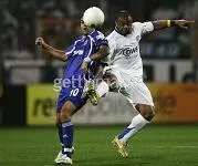 Epalle à la lutte avec le meneur de jeu de Schalke