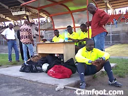 Mr Effa Engelbert (assis par terre) et Omgba Zing (à droite, à la table)