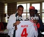 Marvin Matip offre son maillot au Ministre des sports