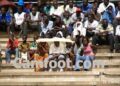 Les femmes luttent contre le soleil au stade Omnisport de Garoua