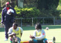 Mbami (d) et Bikey à l'entraînement