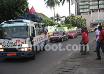 Le cortège fait son entrée au siège de la province à Douala