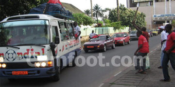 Le cortège fait son entrée au siège de la province à Douala