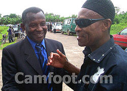 Eugène Ékoulé (lunettes) et Ndoumbè Léa