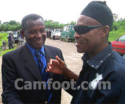 Eugène Ékoulé (lunettes) et Ndoumbè Léa