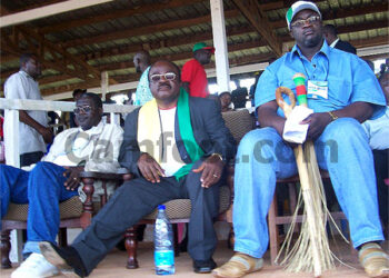 Franci Yong (centre) en compagnie de Joseph Mbanga de Achille FC (gauche)